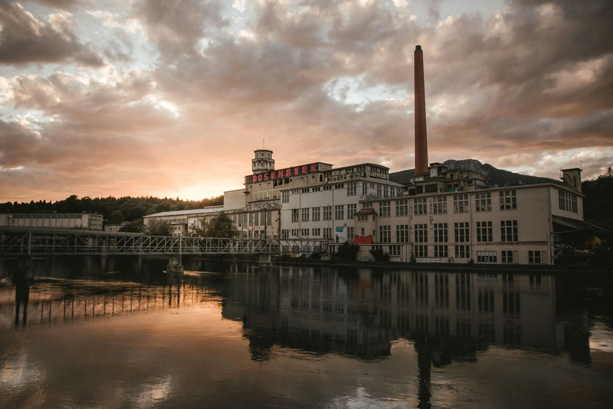 What is an Alternative to the Status Update Meeting?