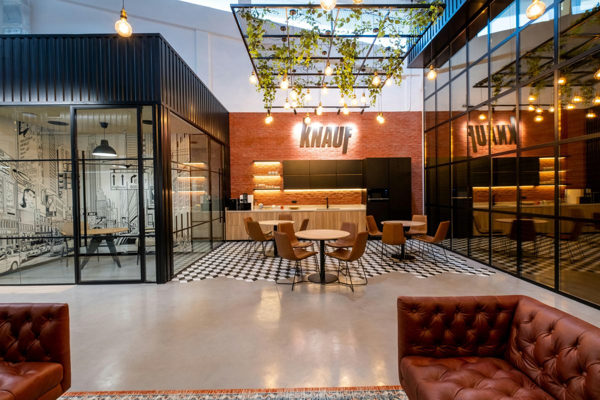 What is the 'Does This Have Nuts?' Scenario in Hospitality Management?